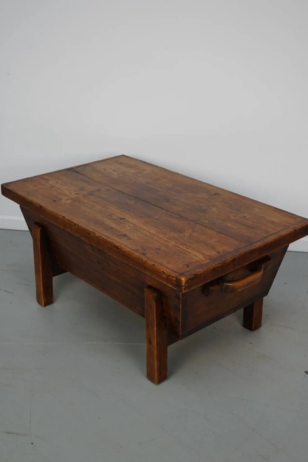 Table basse en pin rustique, style ferme français du début du 20e siècle