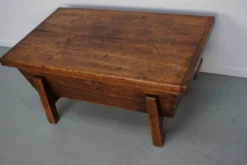 Table basse en pin rustique, style ferme français du début du 20e siècle