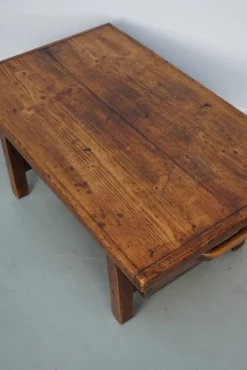 Table basse en pin rustique, style ferme français du début du 20e siècle