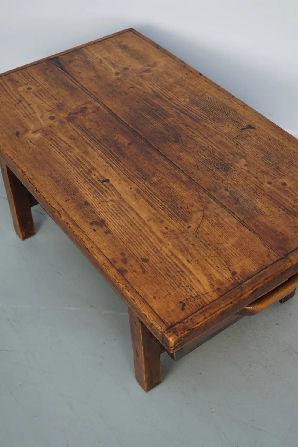 Table basse en pin rustique, style ferme français du début du 20e siècle