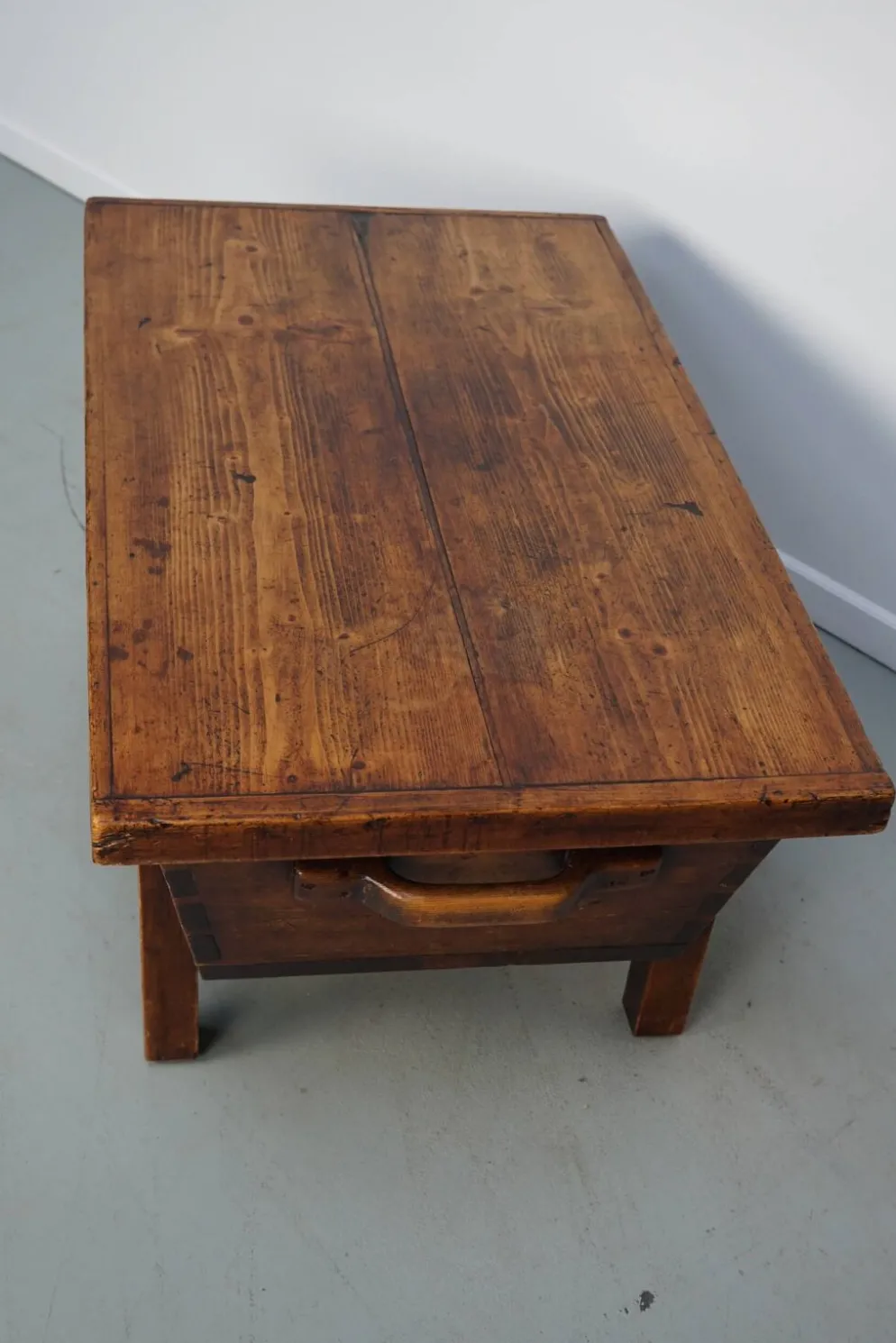Table basse en pin rustique, style ferme français du début du 20e siècle