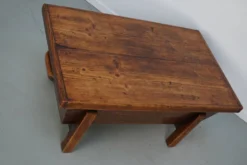 Table basse en pin rustique, style ferme français du début du 20e siècle