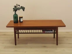Table basse en teck danois avec étagère, années 1960