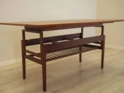 Table basse en teck danois avec étagère, années 1960