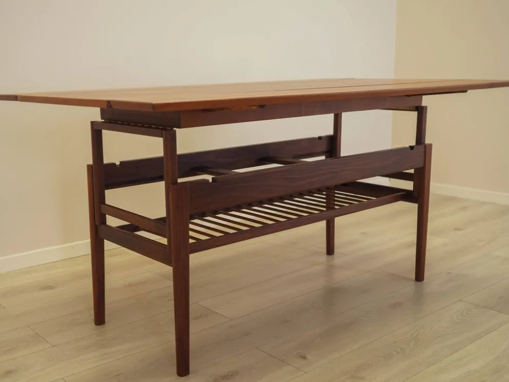 Table basse en teck danois avec étagère, années 1960