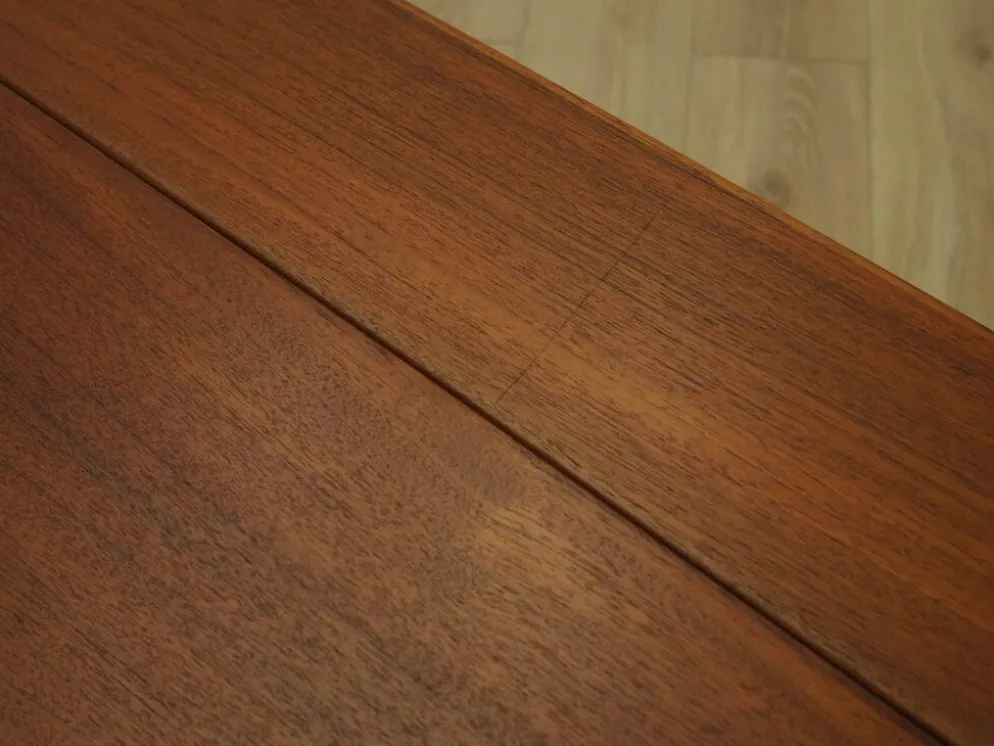 Table basse en teck danois avec étagère, années 1960