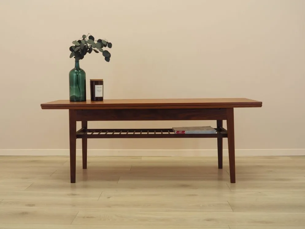 Table basse en teck danois avec étagère, années 1960
