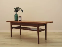 Table basse en teck danois avec étagère, années 1960