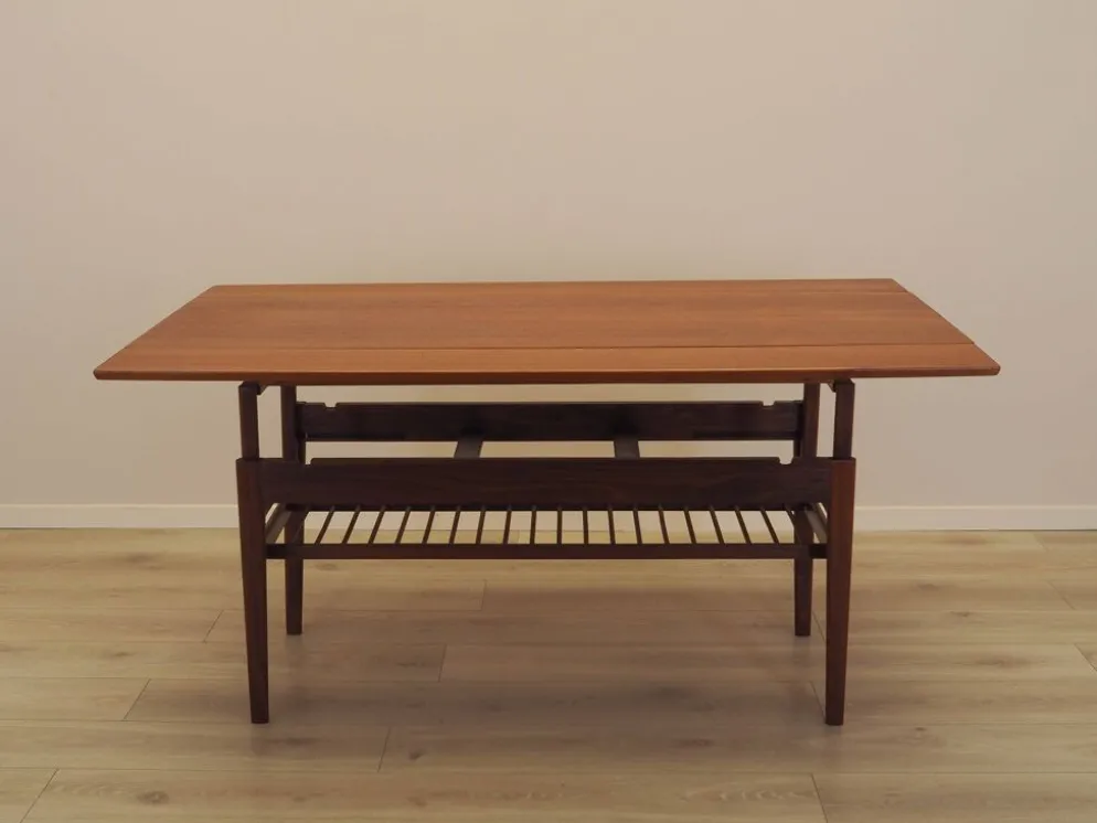 Table basse en teck danois avec étagère, années 1960