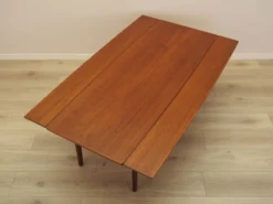 Table basse en teck danois avec étagère, années 1960