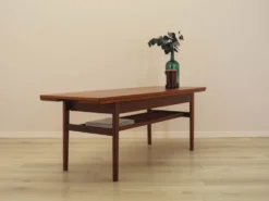 Table basse en teck danois avec étagère, années 1960