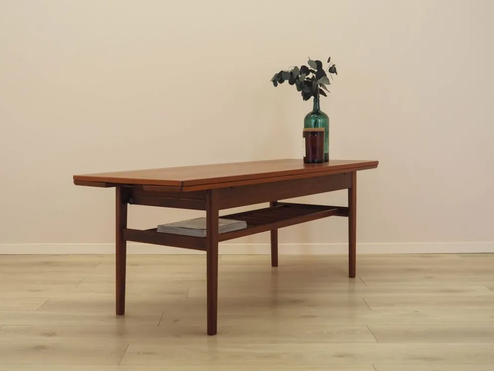 Table basse en teck danois avec étagère, années 1960
