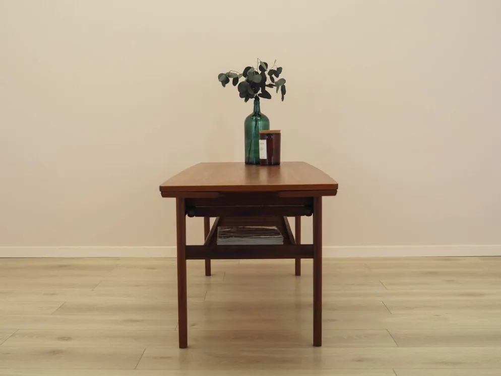 Table basse en teck danois avec étagère, années 1960