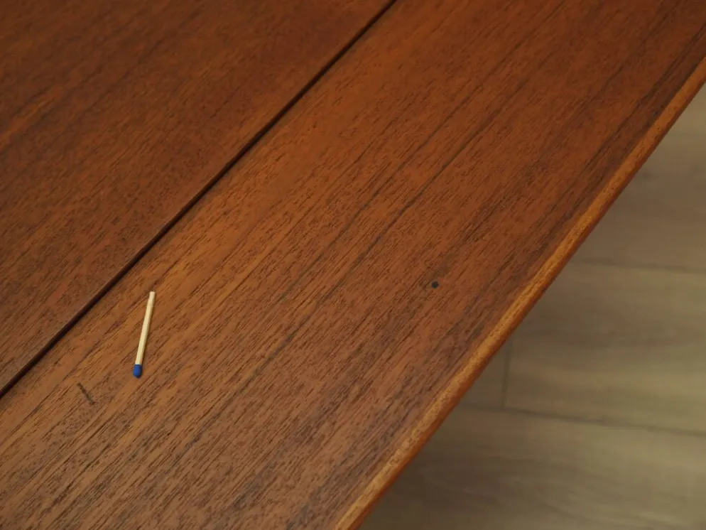 Table basse en teck danois avec étagère, années 1960