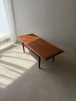Table basse en teck Grete Jalk Glostrup Møbelfabrik années 1960