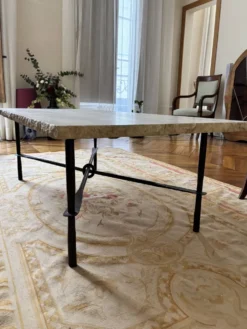 Table basse en travertin et piétement en fer forgé