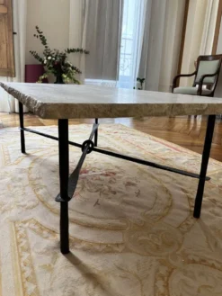 Table basse en travertin et piétement en fer forgé
