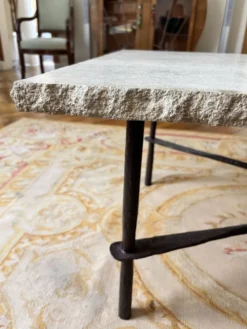 Table basse en travertin et piétement en fer forgé