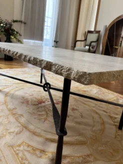 Table basse en travertin et piétement en fer forgé