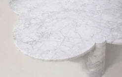 Table basse Eros Quadrifoglio en marbre blanc de Carrare par Angelo Mangiarotti pour Skipper, années 1990.