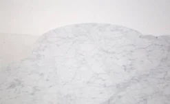 Table basse Eros Quadrifoglio en marbre blanc de Carrare par Angelo Mangiarotti pour Skipper, années 1990.