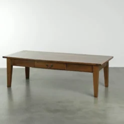 Table basse française antique en noyer avec une belle patine.