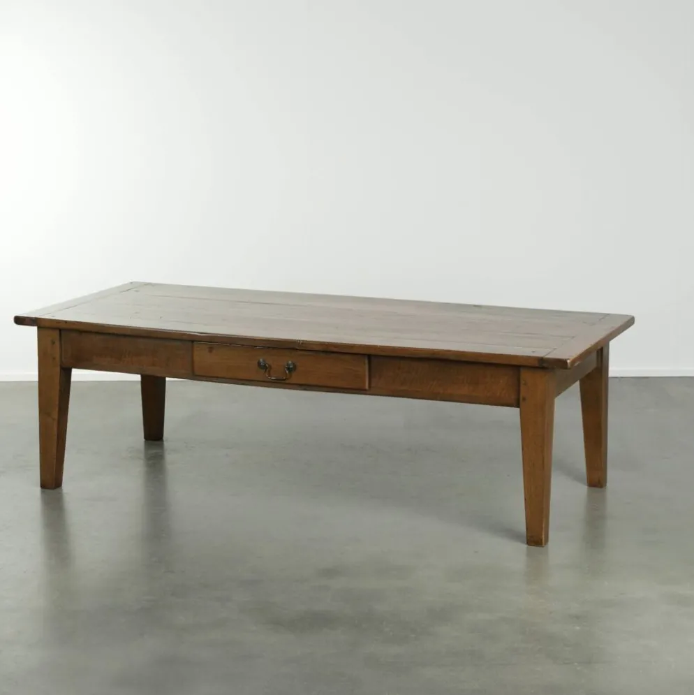 Table basse française antique en noyer avec une belle patine.