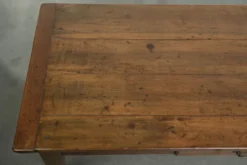 Table basse française antique en noyer avec une belle patine.