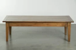 Table basse française antique en noyer avec une belle patine.