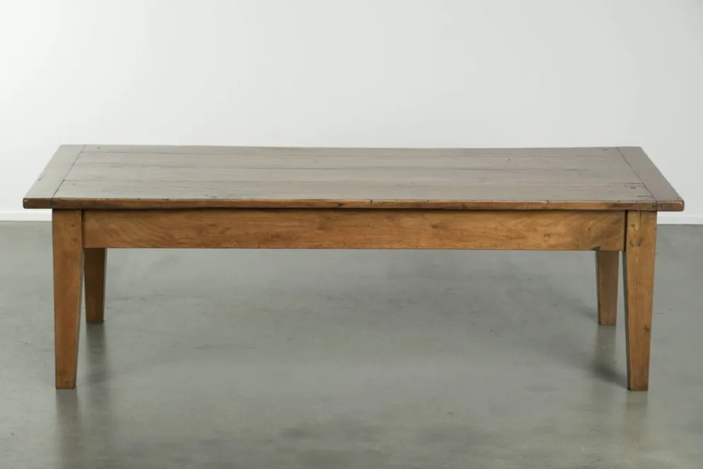 Table basse française antique en noyer avec une belle patine.