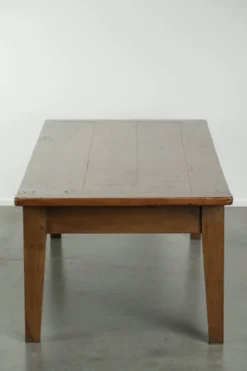 Table basse française antique en noyer avec une belle patine.