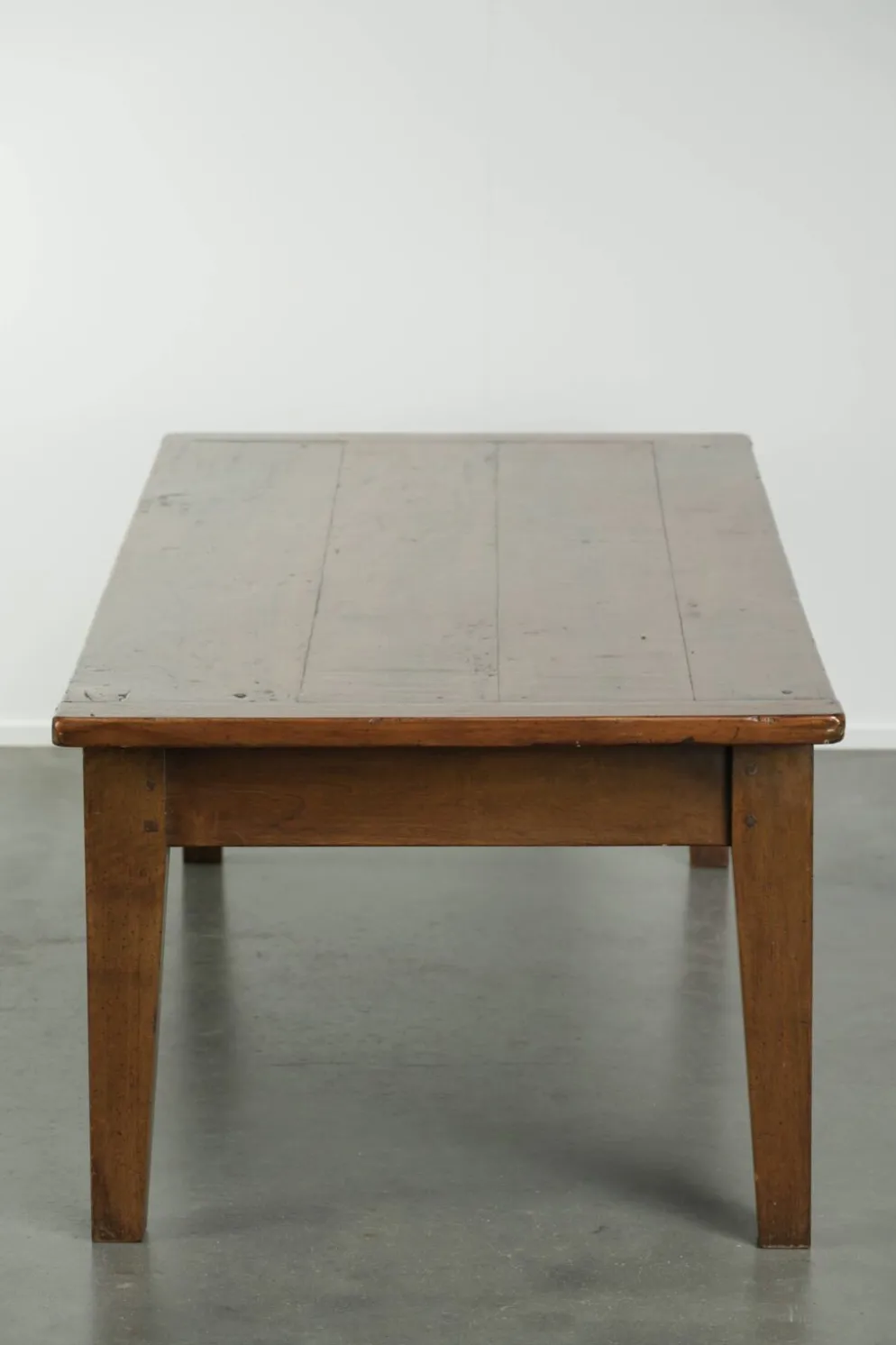 Table basse française antique en noyer avec une belle patine.