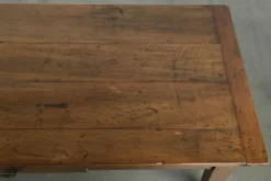 Table basse française antique en noyer avec une belle patine.