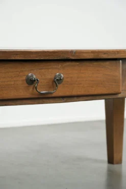 Table basse française antique en noyer avec une belle patine.