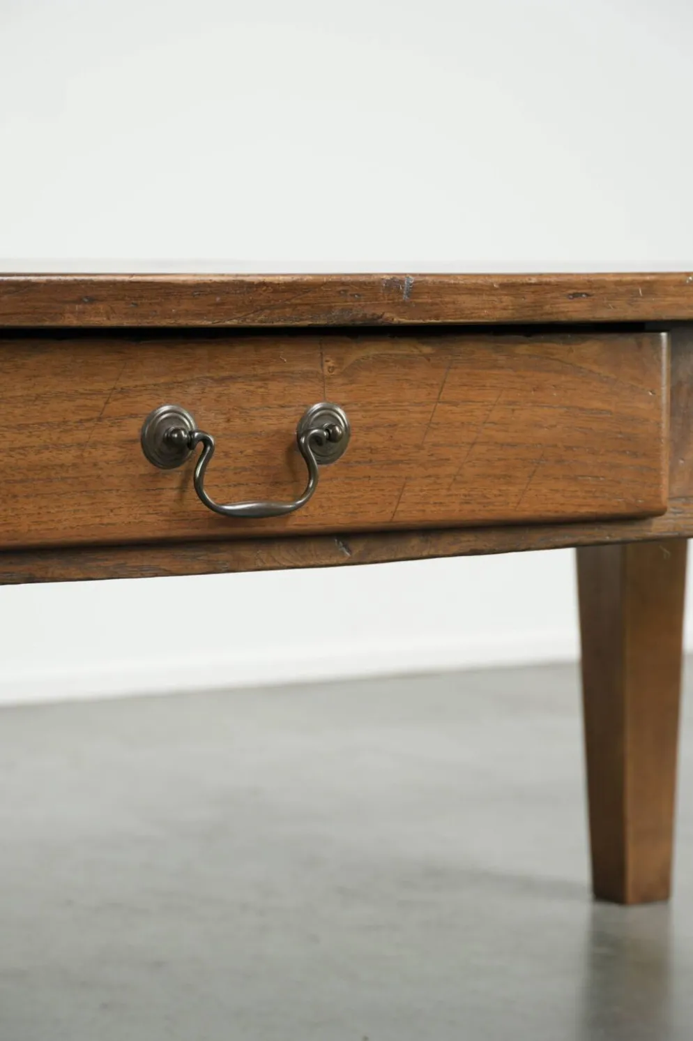 Table basse française antique en noyer avec une belle patine.