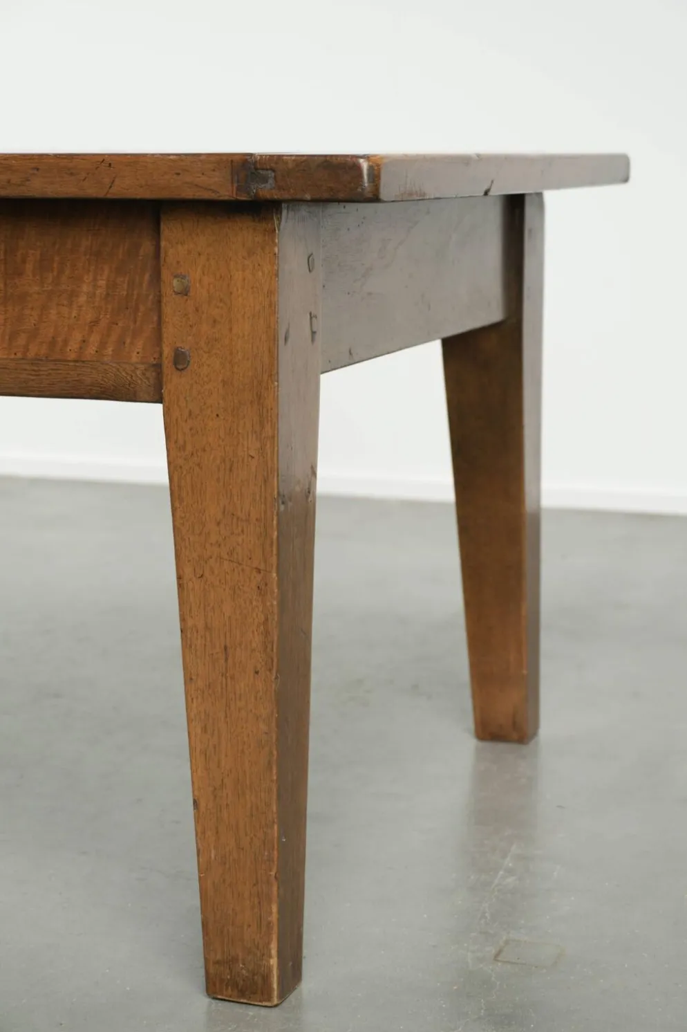 Table basse française antique en noyer avec une belle patine.