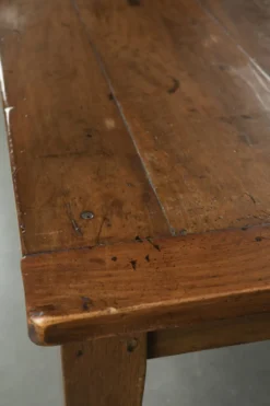 Table basse française antique en noyer avec une belle patine.
