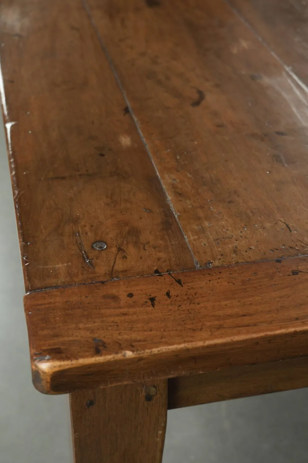 Table basse française antique en noyer avec une belle patine.
