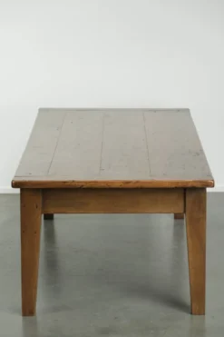 Table basse française antique en noyer avec une belle patine.