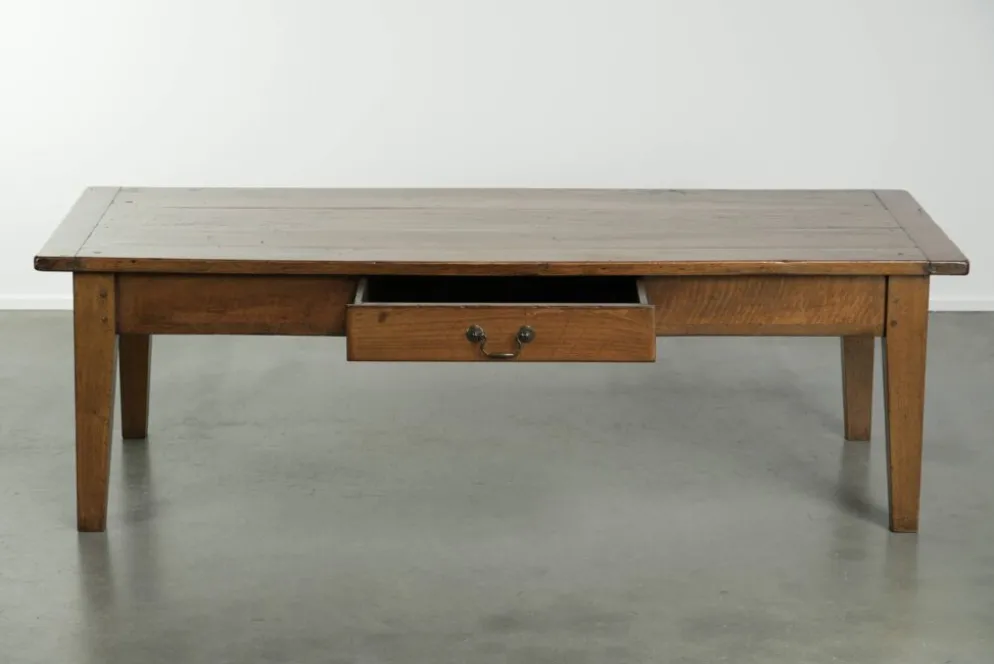 Table basse française antique en noyer avec une belle patine.