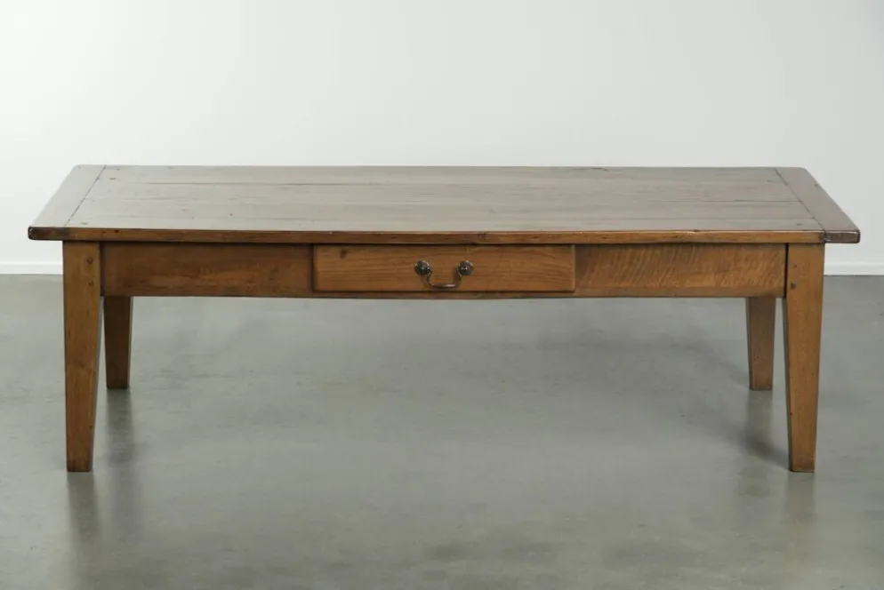 Table basse française antique en noyer avec une belle patine.