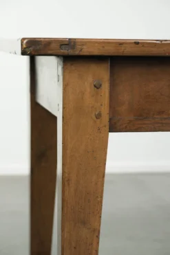 Table basse française antique en noyer avec une belle patine.