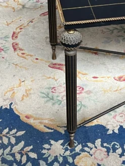 Table basse française néoclassique vintage.