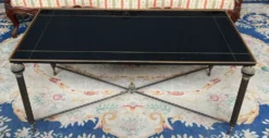 Table basse française néoclassique vintage.