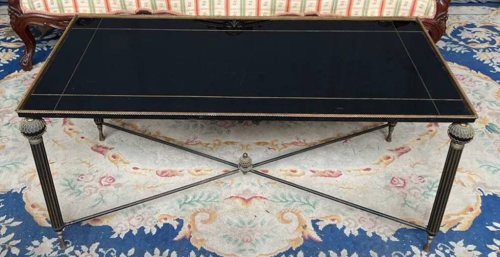 Table basse française néoclassique vintage.