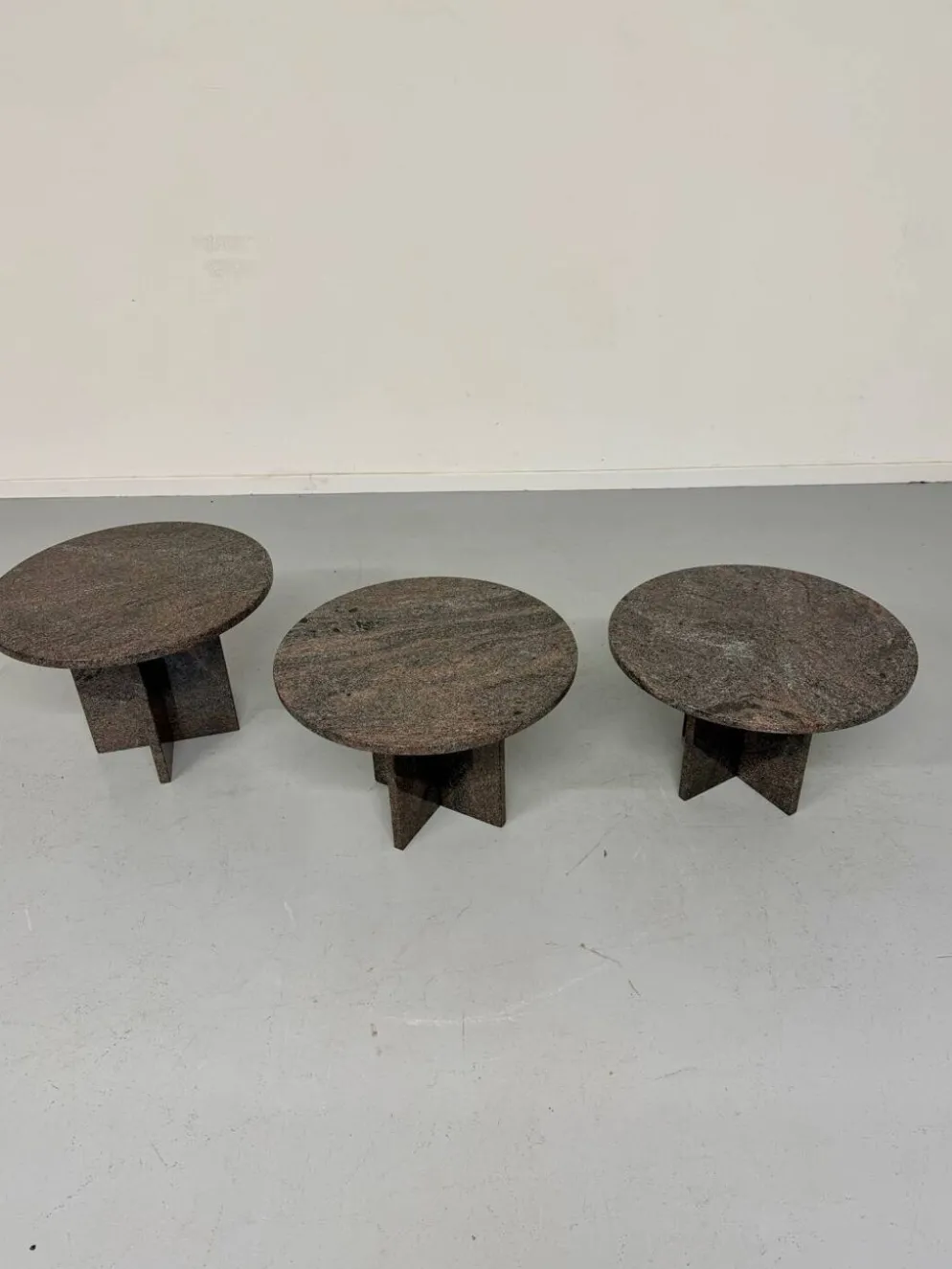 Table basse gigogne 3 éléments rond en granit design années 70 vintage