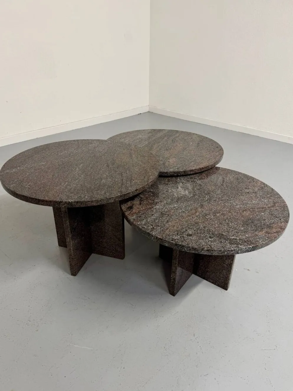 Table basse gigogne 3 éléments rond en granit design années 70 vintage