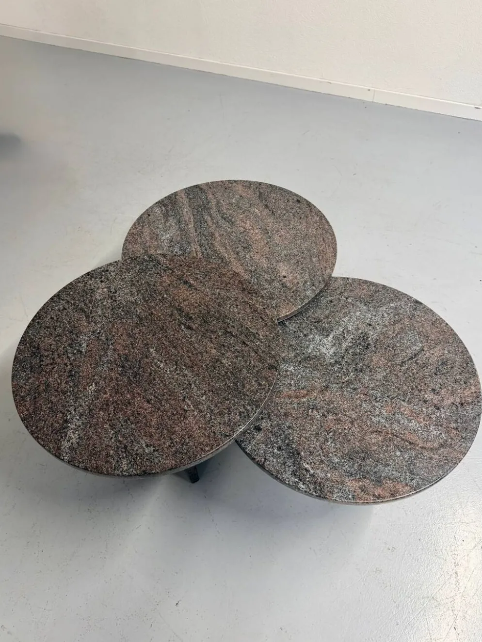 Table basse gigogne 3 éléments rond en granit design années 70 vintage