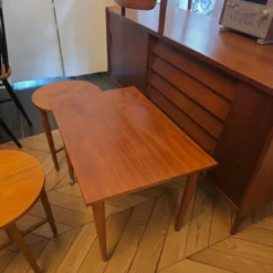 Table basse gigogne modulable avec 4 tabourets intégrés – Poul Hundeva