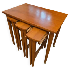 Table basse gigogne modulable avec 4 tabourets intégrés – Poul Hundeva